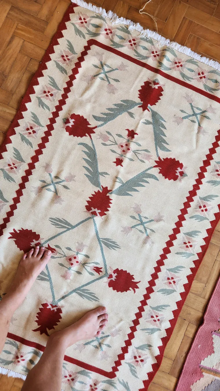 Kilim Anatólio Romã: tapete Kilim da Anatólia, Turquia em creme, vermelho e verde, 1,45 × 0,92 m